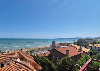 Appartamento ristrutturato con vista mare, tre camere e posto auto – Palombina, Falconara Marittima